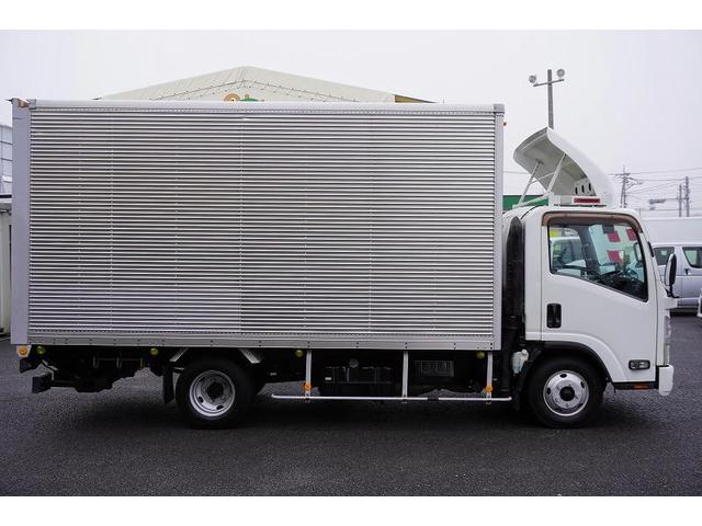 エルフトラック ワイドロング　アルミバン　２ｔ　サイドドア　跳上パワーゲート　積載２０００ｋｇ　ラッシング３段　荷台アルミ板張り　導風板　バックカメラ　左電格ミラー　坂道発進補助　フォグランプ　日本フルハーフ製　６速ＭＴ　リフト　２トン　ＥＴＣ（9枚目）