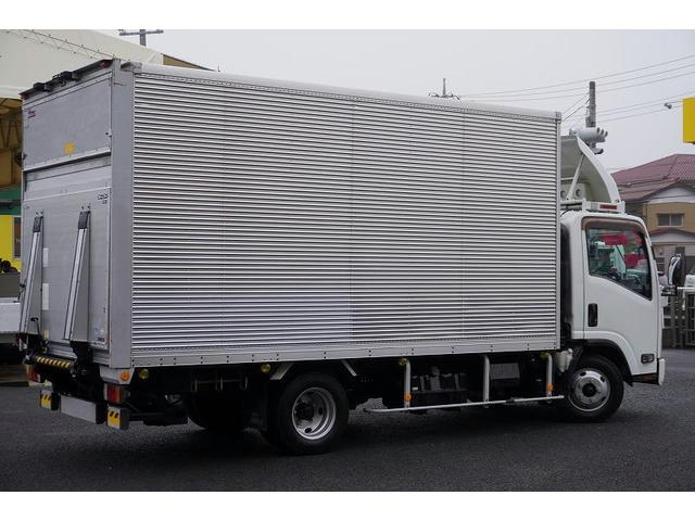 エルフトラック ワイドロング　アルミバン　２ｔ　サイドドア　跳上パワーゲート　積載２０００ｋｇ　ラッシング３段　荷台アルミ板張り　導風板　バックカメラ　左電格ミラー　坂道発進補助　フォグランプ　日本フルハーフ製　６速ＭＴ　リフト　２トン　ＥＴＣ（10枚目）