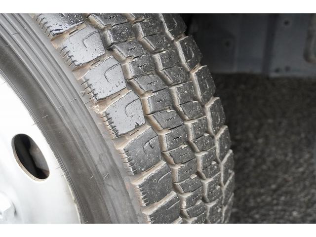 エルフトラック ワイドロング　アルミバン　２ｔ　サイドドア　跳上パワーゲート　積載２０００ｋｇ　ラッシング３段　荷台アルミ板張り　導風板　バックカメラ　左電格ミラー　坂道発進補助　フォグランプ　日本フルハーフ製　６速ＭＴ　リフト　２トン　ＥＴＣ（11枚目）