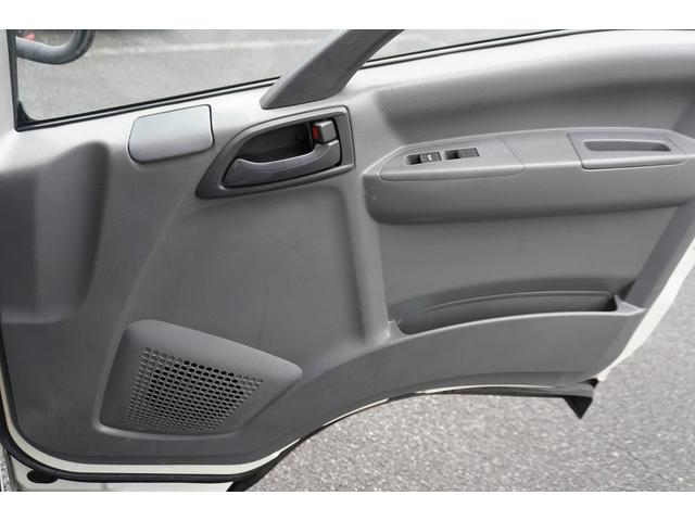 エルフトラック ワイドロング　アルミバン　２ｔ　サイドドア　跳上パワーゲート　積載２０００ｋｇ　ラッシング３段　荷台アルミ板張り　導風板　バックカメラ　左電格ミラー　坂道発進補助　フォグランプ　日本フルハーフ製　６速ＭＴ　リフト　２トン　ＥＴＣ（22枚目）