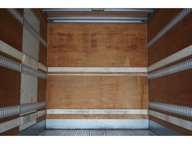 エルフトラック ワイドロング　アルミバン　２ｔ　サイドドア　跳上パワーゲート　積載２０００ｋｇ　ラッシング３段　荷台アルミ板張り　導風板　バックカメラ　左電格ミラー　坂道発進補助　フォグランプ　日本フルハーフ製　６速ＭＴ　リフト　２トン　ＥＴＣ（42枚目）