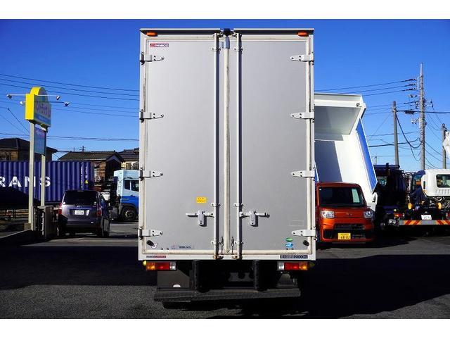 キャンター １０尺　アルミバン　２トン積　高箱　ラッシング２段　５速ＭＴ　積載２０００ｋｇ　内高２．３ｍ　荷台鉄板張り　バックカメラ　ＥＴＣ２．０　キーレス　フォグランプ　左電格ミラー　９０度ストッパー　衝突軽減ブレーキ　車線逸脱警報　パブコ製　標準幅　ショート（4枚目）