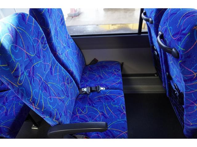 ガーラ 送迎バス　２９人乗　折戸自動ドア　エアサス　荷室スペース　１ドア　オートエアコン　換気扇　モケットシート　リクライニング機能　荷室スペース　ルームラック　小型トランク　マイク　バックカメラ　ナビ　ＥＴＣ２．０　ＨＩＤヘッドライト　ＡＴ（12枚目）