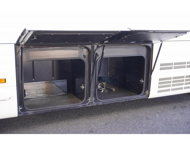 ガーラ 送迎バス　２９人乗　折戸自動ドア　エアサス　荷室スペース　１ドア　オートエアコン　換気扇　モケットシート　リクライニング機能　荷室スペース　ルームラック　小型トランク　マイク　バックカメラ　ナビ　ＥＴＣ２．０　ＨＩＤヘッドライト　ＡＴ（13枚目）