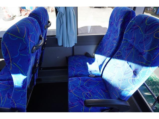 ガーラ 送迎バス　２９人乗　折戸自動ドア　エアサス　荷室スペース　１ドア　オートエアコン　換気扇　モケットシート　リクライニング機能　荷室スペース　ルームラック　小型トランク　マイク　バックカメラ　ナビ　ＥＴＣ２．０　ＨＩＤヘッドライト　ＡＴ（18枚目）