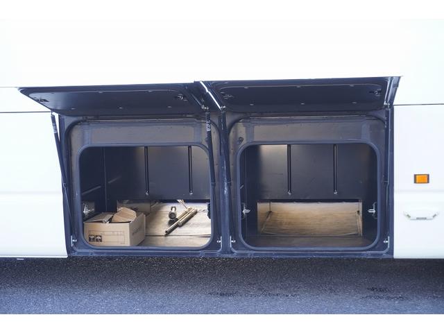 ガーラ 送迎バス　２９人乗　折戸自動ドア　エアサス　荷室スペース　１ドア　オートエアコン　換気扇　モケットシート　リクライニング機能　荷室スペース　ルームラック　小型トランク　マイク　バックカメラ　ナビ　ＥＴＣ２．０　ＨＩＤヘッドライト　ＡＴ（21枚目）