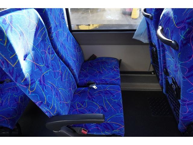ガーラ 送迎バス　２９人乗　折戸自動ドア　エアサス　荷室スペース　１ドア　オートエアコン　換気扇　モケットシート　リクライニング機能　荷室スペース　ルームラック　小型トランク　マイク　バックカメラ　ナビ　ＥＴＣ２．０　ＨＩＤヘッドライト　ＡＴ（24枚目）