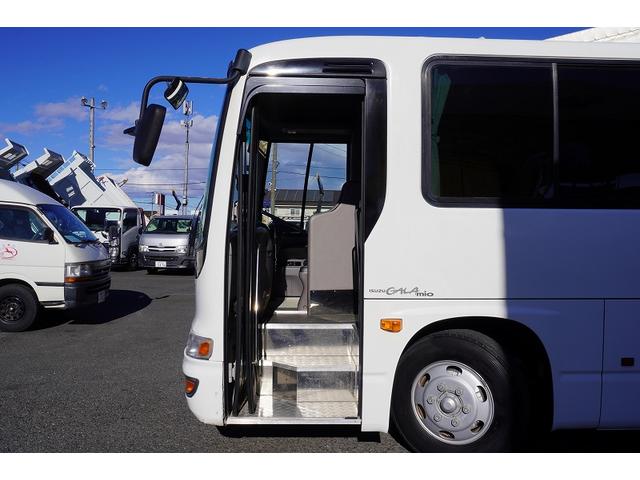 ガーラ 送迎バス　２９人乗　折戸自動ドア　エアサス　荷室スペース　１ドア　オートエアコン　換気扇　モケットシート　リクライニング機能　荷室スペース　ルームラック　小型トランク　マイク　バックカメラ　ナビ　ＥＴＣ２．０　ＨＩＤヘッドライト　ＡＴ（25枚目）