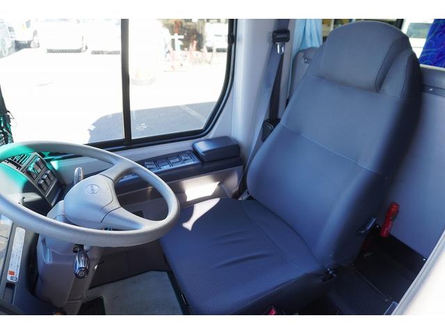ガーラ 送迎バス　２９人乗　折戸自動ドア　エアサス　荷室スペース　１ドア　オートエアコン　換気扇　モケットシート　リクライニング機能　荷室スペース　ルームラック　小型トランク　マイク　バックカメラ　ナビ　ＥＴＣ２．０　ＨＩＤヘッドライト　ＡＴ（30枚目）