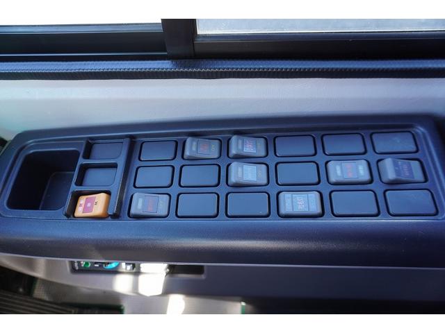 ガーラ 送迎バス　２９人乗　折戸自動ドア　エアサス　荷室スペース　１ドア　オートエアコン　換気扇　モケットシート　リクライニング機能　荷室スペース　ルームラック　小型トランク　マイク　バックカメラ　ナビ　ＥＴＣ２．０　ＨＩＤヘッドライト　ＡＴ（31枚目）