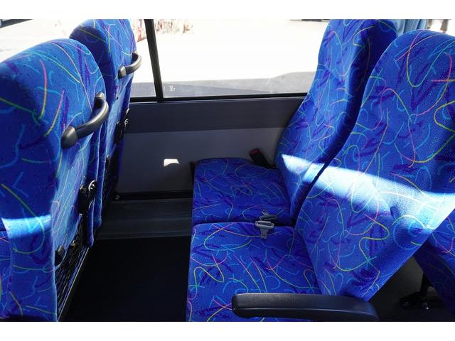 ガーラ 送迎バス　２９人乗　折戸自動ドア　エアサス　荷室スペース　１ドア　オートエアコン　換気扇　モケットシート　リクライニング機能　荷室スペース　ルームラック　小型トランク　マイク　バックカメラ　ナビ　ＥＴＣ２．０　ＨＩＤヘッドライト　ＡＴ（45枚目）