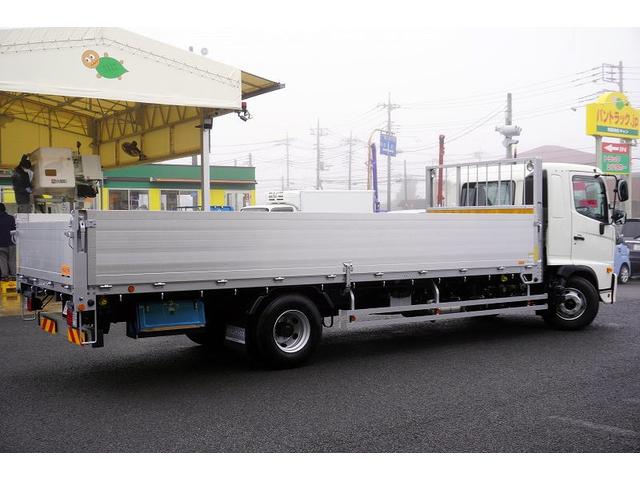 ヒノレンジャー ４トン　セミワイド　ベッド付　平ボディー　アルミブロック　４トン　セイコーラック　リアエアサス　積載３５００ｋｇ　６．２ｍ長　三方開　バックカメラ　坂道発進補助　ＬＥＤヘッドライト　フォグランプ　オートエアコン　衝突軽減ブレーキ　車線逸脱警報　６速ＭＴ（7枚目）