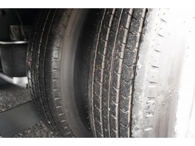 ヒノレンジャー ４トン　セミワイド　ベッド付　平ボディー　アルミブロック　４トン　セイコーラック　リアエアサス　積載３５００ｋｇ　６．２ｍ長　三方開　バックカメラ　坂道発進補助　ＬＥＤヘッドライト　フォグランプ　オートエアコン　衝突軽減ブレーキ　車線逸脱警報　６速ＭＴ（11枚目）