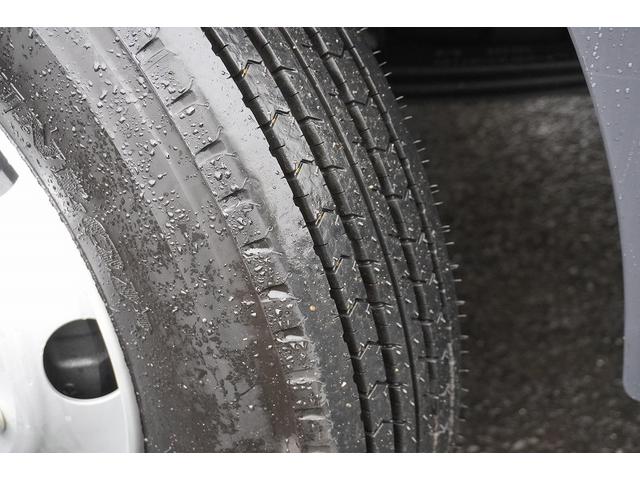 ヒノレンジャー ４トン　セミワイド　ベッド付　平ボディー　アルミブロック　４トン　セイコーラック　リアエアサス　積載３５００ｋｇ　６．２ｍ長　三方開　バックカメラ　坂道発進補助　ＬＥＤヘッドライト　フォグランプ　オートエアコン　衝突軽減ブレーキ　車線逸脱警報　６速ＭＴ（12枚目）