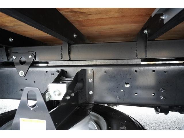 ヒノレンジャー ４トン　セミワイド　ベッド付　平ボディー　アルミブロック　４トン　セイコーラック　リアエアサス　積載３５００ｋｇ　６．２ｍ長　三方開　バックカメラ　坂道発進補助　ＬＥＤヘッドライト　フォグランプ　オートエアコン　衝突軽減ブレーキ　車線逸脱警報　６速ＭＴ（16枚目）