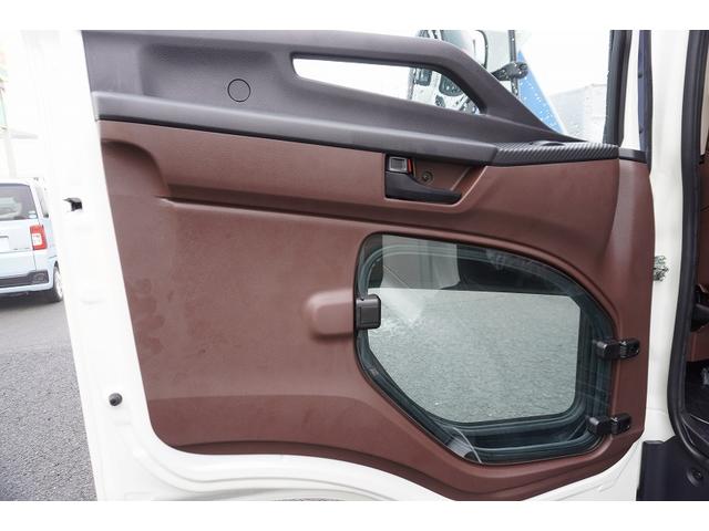 ヒノレンジャー ４トン　セミワイド　ベッド付　平ボディー　アルミブロック　４トン　セイコーラック　リアエアサス　積載３５００ｋｇ　６．２ｍ長　三方開　バックカメラ　坂道発進補助　ＬＥＤヘッドライト　フォグランプ　オートエアコン　衝突軽減ブレーキ　車線逸脱警報　６速ＭＴ（18枚目）