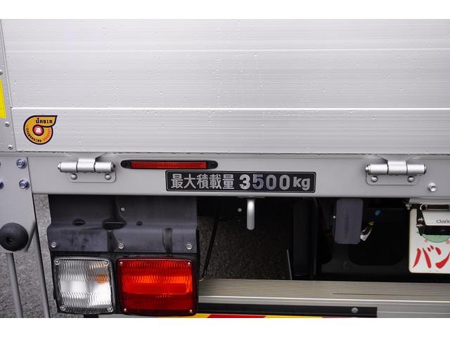 ヒノレンジャー ４トン　セミワイド　ベッド付　平ボディー　アルミブロック　４トン　セイコーラック　リアエアサス　積載３５００ｋｇ　６．２ｍ長　三方開　バックカメラ　坂道発進補助　ＬＥＤヘッドライト　フォグランプ　オートエアコン　衝突軽減ブレーキ　車線逸脱警報　６速ＭＴ（25枚目）