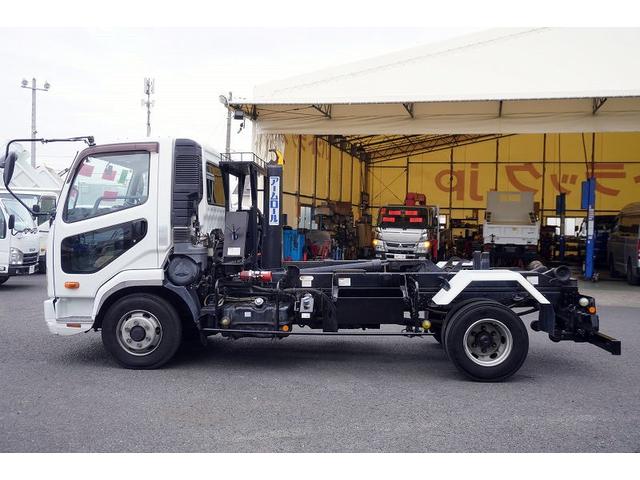 ファイター ４トン　アームロール　ツインシリンダー　新明和製　網工具入れ　ベッドレス　積載３６５０ｋｇ　キャブバックステップ　網工具入れ　バックカメラ　ＥＴＣ　坂道発進補助　６速ＭＴ（4枚目）