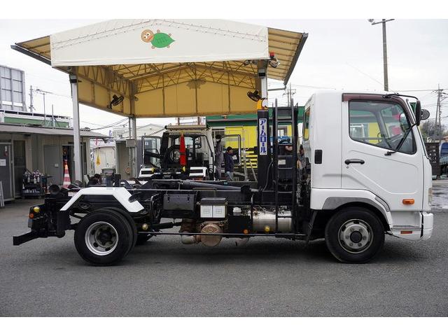 ファイター ４トン　アームロール　ツインシリンダー　新明和製　網工具入れ　ベッドレス　積載３６５０ｋｇ　キャブバックステップ　網工具入れ　バックカメラ　ＥＴＣ　坂道発進補助　６速ＭＴ（6枚目）