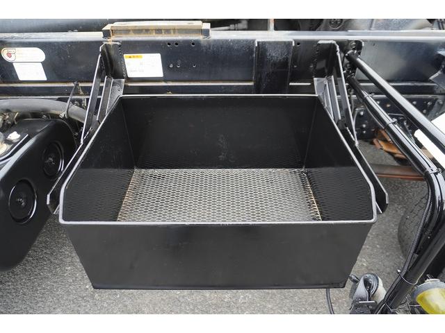 ファイター ４トン　アームロール　ツインシリンダー　新明和製　網工具入れ　ベッドレス　積載３６５０ｋｇ　キャブバックステップ　網工具入れ　バックカメラ　ＥＴＣ　坂道発進補助　６速ＭＴ（32枚目）