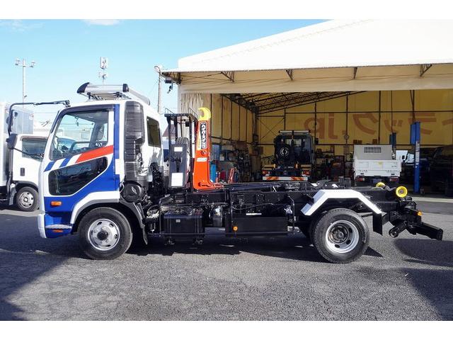 ファイター ４トン　フックロール　ツインシリンダー　キャブバックステップ　ベッドレス　極東製　積載３４５０ｋｇ　網工具入れ　ラジコン　ルーフキャリア　ＥＴＣ　坂道発進補助　衝突軽減ブレーキ　車線逸脱警報　６速ＭＴ　アームロール（4枚目）