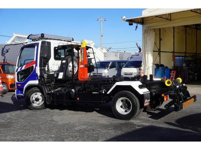 ファイター ４トン　フックロール　ツインシリンダー　キャブバックステップ　ベッドレス　極東製　積載３４５０ｋｇ　網工具入れ　ラジコン　ルーフキャリア　ＥＴＣ　坂道発進補助　衝突軽減ブレーキ　車線逸脱警報　６速ＭＴ　アームロール（8枚目）