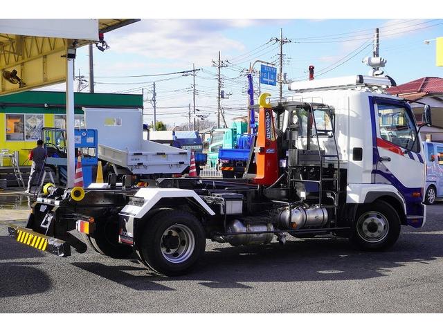 ファイター ４トン　フックロール　ツインシリンダー　キャブバックステップ　ベッドレス　極東製　積載３４５０ｋｇ　網工具入れ　ラジコン　ルーフキャリア　ＥＴＣ　坂道発進補助　衝突軽減ブレーキ　車線逸脱警報　６速ＭＴ　アームロール（9枚目）