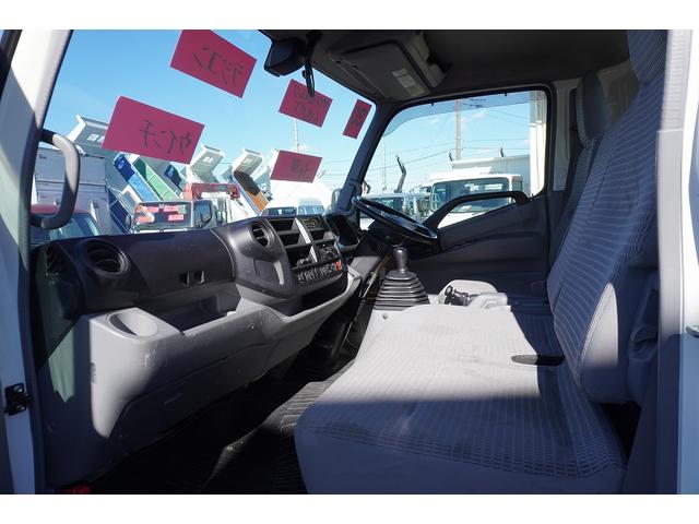 デュトロ ワイド　セーフティローダー　一般用　ウインチ　ラジコン　３ｔ　古河ユニック製　積載３０００ｋｇ　アルミブロック　ロープ穴３対　床フック　ＥＴＣ　電動パーキングブレーキ　フォグランプ　左電格ミラー　坂道発進補助　６速ＭＴ　アルミ平　３トン　重機運搬　積載車（26枚目）