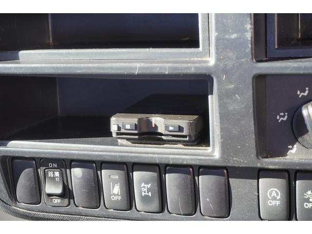 デュトロ ワイド　セーフティローダー　一般用　ウインチ　ラジコン　３ｔ　古河ユニック製　積載３０００ｋｇ　アルミブロック　ロープ穴３対　床フック　ＥＴＣ　電動パーキングブレーキ　フォグランプ　左電格ミラー　坂道発進補助　６速ＭＴ　アルミ平　３トン　重機運搬　積載車（27枚目）