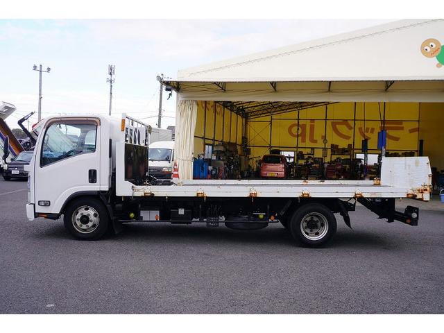 エルフトラック セーフティローダー　一般用　三方開　ウインチ　ラジコン　花見台製　積載３２５０ｋｇ　油圧リアゲート　床フック４対　鳥居下部鉄板張り　社外ナビ　ワンセグＴＶ　ＥＴＣ　フォグランプ　左電格ミラー　ＡＴ　重機運搬　積載車（3枚目）