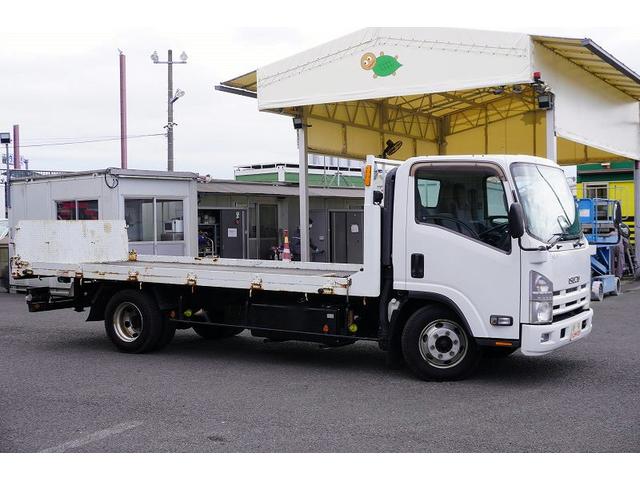 エルフトラック セーフティローダー　一般用　三方開　ウインチ　ラジコン　花見台製　積載３２５０ｋｇ　油圧リアゲート　床フック４対　鳥居下部鉄板張り　社外ナビ　ワンセグＴＶ　ＥＴＣ　フォグランプ　左電格ミラー　ＡＴ　重機運搬　積載車（4枚目）