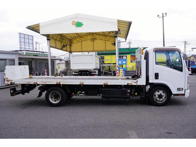 エルフトラック セーフティローダー　一般用　三方開　ウインチ　ラジコン　花見台製　積載３２５０ｋｇ　油圧リアゲート　床フック４対　鳥居下部鉄板張り　社外ナビ　ワンセグＴＶ　ＥＴＣ　フォグランプ　左電格ミラー　ＡＴ　重機運搬　積載車（8枚目）