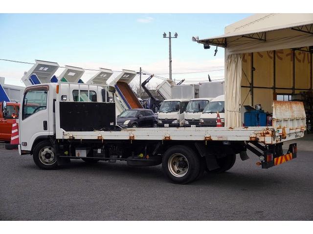 エルフトラック セーフティローダー　一般用　三方開　ウインチ　ラジコン　花見台製　積載３２５０ｋｇ　油圧リアゲート　床フック４対　鳥居下部鉄板張り　社外ナビ　ワンセグＴＶ　ＥＴＣ　フォグランプ　左電格ミラー　ＡＴ　重機運搬　積載車（9枚目）