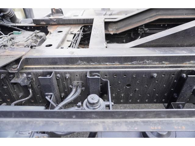 エルフトラック セーフティローダー　一般用　三方開　ウインチ　ラジコン　花見台製　積載３２５０ｋｇ　油圧リアゲート　床フック４対　鳥居下部鉄板張り　社外ナビ　ワンセグＴＶ　ＥＴＣ　フォグランプ　左電格ミラー　ＡＴ　重機運搬　積載車（21枚目）