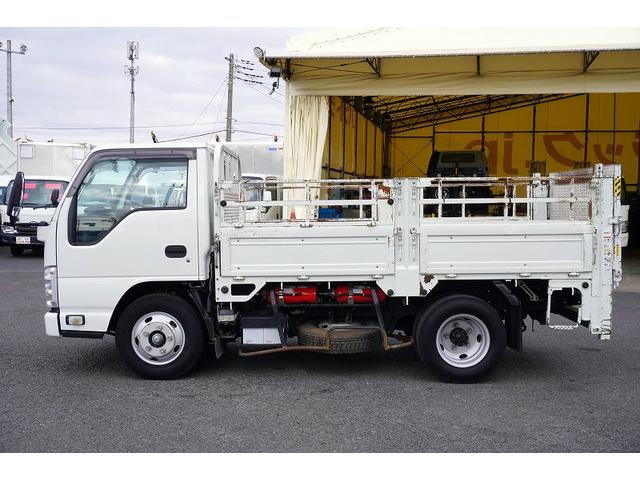 エルフトラック ショート　平ボディー　垂直パワーゲート　３トン　五方開　標準幅　積載２９５０ｋｇ　前方２段アオリ　後方アオリパイプ欄干　荷台鉄板張り　鳥居下部シマ板張り　左電格ミラー　坂道発進補助　バックカメラ　ＥＴＣ　ナビ　フォグ　６速ＭＴ　プロパンガス運搬　リフト（5枚目）