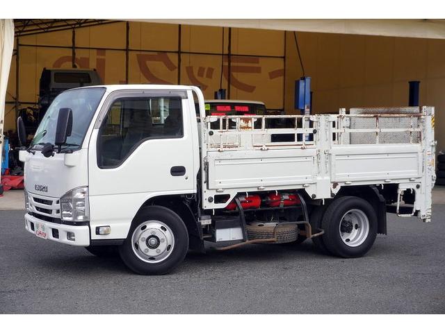 エルフトラック ショート　平ボディー　垂直パワーゲート　３トン　五方開　標準幅　積載２９５０ｋｇ　前方２段アオリ　後方アオリパイプ欄干　荷台鉄板張り　鳥居下部シマ板張り　左電格ミラー　坂道発進補助　バックカメラ　ＥＴＣ　ナビ　フォグ　６速ＭＴ　プロパンガス運搬　リフト（8枚目）