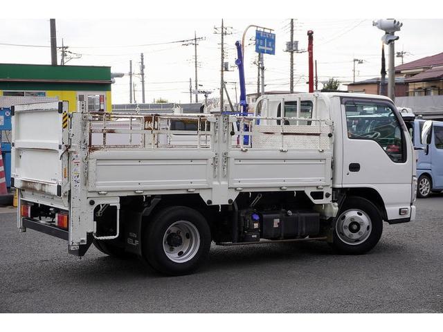 エルフトラック ショート　平ボディー　垂直パワーゲート　３トン　五方開　標準幅　積載２９５０ｋｇ　前方２段アオリ　後方アオリパイプ欄干　荷台鉄板張り　鳥居下部シマ板張り　左電格ミラー　坂道発進補助　バックカメラ　ＥＴＣ　ナビ　フォグ　６速ＭＴ　プロパンガス運搬　リフト（9枚目）