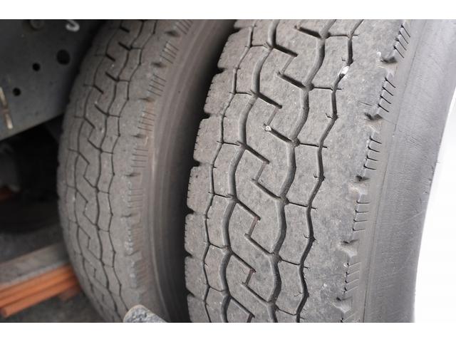 エルフトラック ショート　平ボディー　垂直パワーゲート　３トン　五方開　標準幅　積載２９５０ｋｇ　前方２段アオリ　後方アオリパイプ欄干　荷台鉄板張り　鳥居下部シマ板張り　左電格ミラー　坂道発進補助　バックカメラ　ＥＴＣ　ナビ　フォグ　６速ＭＴ　プロパンガス運搬　リフト（12枚目）