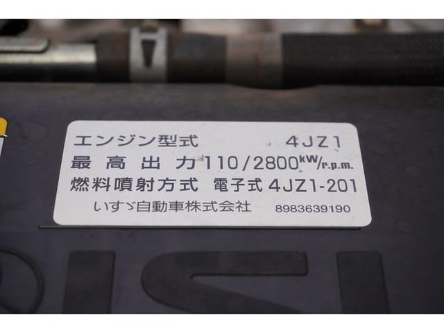 エルフトラック ショート　平ボディー　垂直パワーゲート　３トン　五方開　標準幅　積載２９５０ｋｇ　前方２段アオリ　後方アオリパイプ欄干　荷台鉄板張り　鳥居下部シマ板張り　左電格ミラー　坂道発進補助　バックカメラ　ＥＴＣ　ナビ　フォグ　６速ＭＴ　プロパンガス運搬　リフト（13枚目）