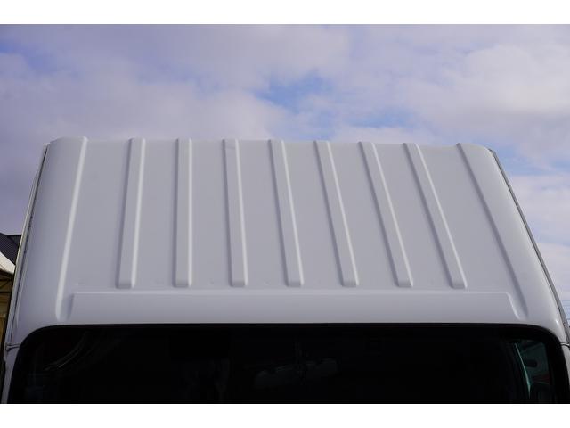 エルフトラック ショート　平ボディー　垂直パワーゲート　３トン　五方開　標準幅　積載２９５０ｋｇ　前方２段アオリ　後方アオリパイプ欄干　荷台鉄板張り　鳥居下部シマ板張り　左電格ミラー　坂道発進補助　バックカメラ　ＥＴＣ　ナビ　フォグ　６速ＭＴ　プロパンガス運搬　リフト（15枚目）
