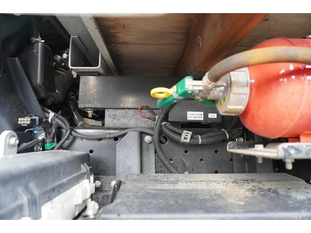 エルフトラック ショート　平ボディー　垂直パワーゲート　３トン　五方開　標準幅　積載２９５０ｋｇ　前方２段アオリ　後方アオリパイプ欄干　荷台鉄板張り　鳥居下部シマ板張り　左電格ミラー　坂道発進補助　バックカメラ　ＥＴＣ　ナビ　フォグ　６速ＭＴ　プロパンガス運搬　リフト（17枚目）