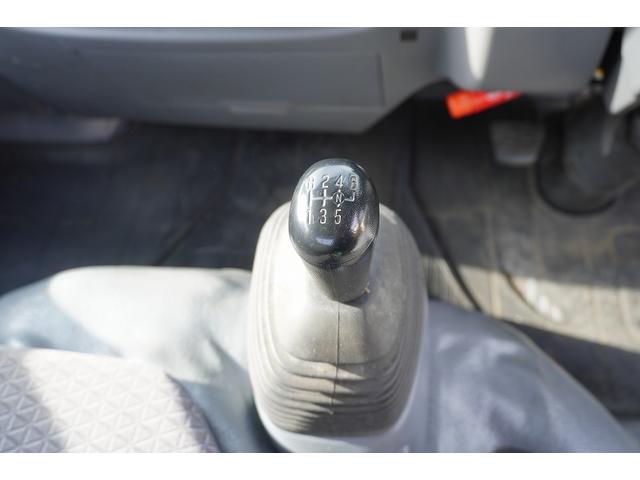 エルフトラック ショート　平ボディー　垂直パワーゲート　３トン　五方開　標準幅　積載２９５０ｋｇ　前方２段アオリ　後方アオリパイプ欄干　荷台鉄板張り　鳥居下部シマ板張り　左電格ミラー　坂道発進補助　バックカメラ　ＥＴＣ　ナビ　フォグ　６速ＭＴ　プロパンガス運搬　リフト（20枚目）