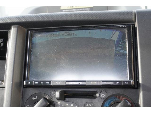 エルフトラック ショート　平ボディー　垂直パワーゲート　３トン　五方開　標準幅　積載２９５０ｋｇ　前方２段アオリ　後方アオリパイプ欄干　荷台鉄板張り　鳥居下部シマ板張り　左電格ミラー　坂道発進補助　バックカメラ　ＥＴＣ　ナビ　フォグ　６速ＭＴ　プロパンガス運搬　リフト（21枚目）