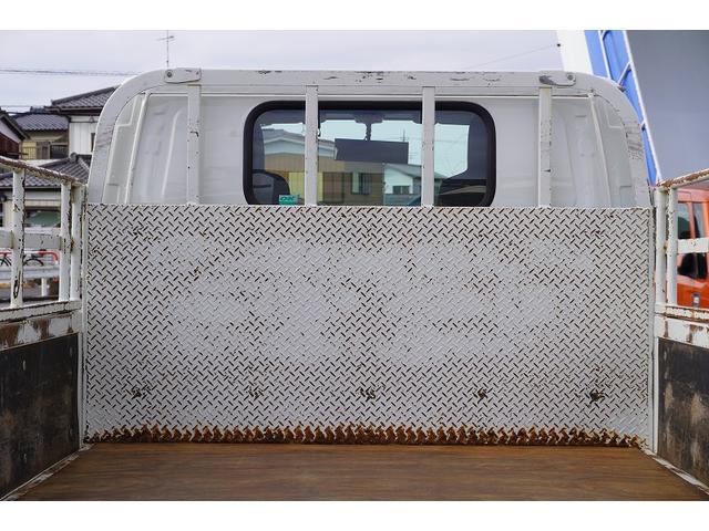 エルフトラック ショート　平ボディー　垂直パワーゲート　３トン　五方開　標準幅　積載２９５０ｋｇ　前方２段アオリ　後方アオリパイプ欄干　荷台鉄板張り　鳥居下部シマ板張り　左電格ミラー　坂道発進補助　バックカメラ　ＥＴＣ　ナビ　フォグ　６速ＭＴ　プロパンガス運搬　リフト（26枚目）