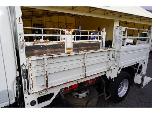 エルフトラック ショート　平ボディー　垂直パワーゲート　３トン　五方開　標準幅　積載２９５０ｋｇ　前方２段アオリ　後方アオリパイプ欄干　荷台鉄板張り　鳥居下部シマ板張り　左電格ミラー　坂道発進補助　バックカメラ　ＥＴＣ　ナビ　フォグ　６速ＭＴ　プロパンガス運搬　リフト（30枚目）