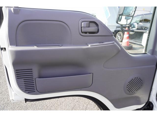 エルフトラック ショート　平ボディー　垂直パワーゲート　３トン　五方開　標準幅　積載２９５０ｋｇ　前方２段アオリ　後方アオリパイプ欄干　荷台鉄板張り　鳥居下部シマ板張り　左電格ミラー　坂道発進補助　バックカメラ　ＥＴＣ　ナビ　フォグ　６速ＭＴ　プロパンガス運搬　リフト（31枚目）