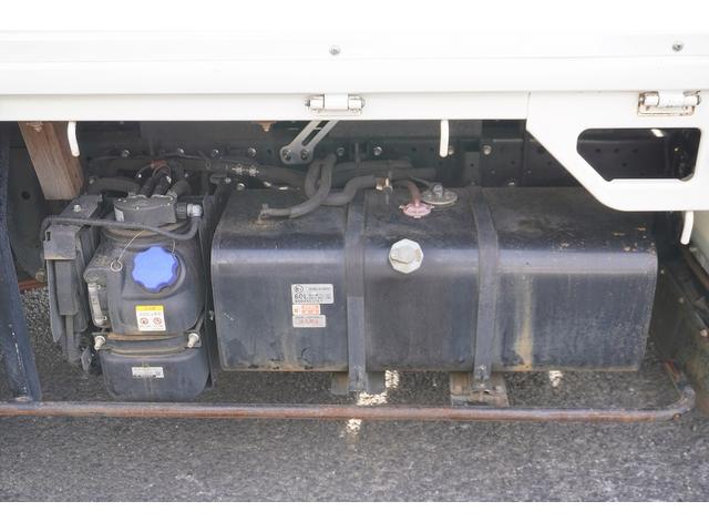 エルフトラック ショート　平ボディー　垂直パワーゲート　３トン　五方開　標準幅　積載２９５０ｋｇ　前方２段アオリ　後方アオリパイプ欄干　荷台鉄板張り　鳥居下部シマ板張り　左電格ミラー　坂道発進補助　バックカメラ　ＥＴＣ　ナビ　フォグ　６速ＭＴ　プロパンガス運搬　リフト（32枚目）