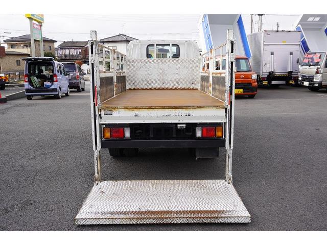 エルフトラック ショート　平ボディー　垂直パワーゲート　３トン　五方開　標準幅　積載２９５０ｋｇ　前方２段アオリ　後方アオリパイプ欄干　荷台鉄板張り　鳥居下部シマ板張り　左電格ミラー　坂道発進補助　バックカメラ　ＥＴＣ　ナビ　フォグ　６速ＭＴ　プロパンガス運搬　リフト（36枚目）