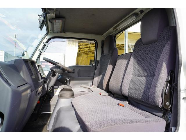 エルフトラック ショート　平ボディー　垂直パワーゲート　３トン　五方開　標準幅　積載２９５０ｋｇ　前方２段アオリ　後方アオリパイプ欄干　荷台鉄板張り　鳥居下部シマ板張り　左電格ミラー　坂道発進補助　バックカメラ　ＥＴＣ　ナビ　フォグ　６速ＭＴ　プロパンガス運搬　リフト（37枚目）