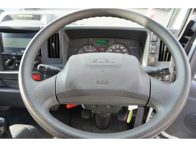 エルフトラック ショート　平ボディー　垂直パワーゲート　３トン　五方開　標準幅　積載２９５０ｋｇ　前方２段アオリ　後方アオリパイプ欄干　荷台鉄板張り　鳥居下部シマ板張り　左電格ミラー　坂道発進補助　バックカメラ　ＥＴＣ　ナビ　フォグ　６速ＭＴ　プロパンガス運搬　リフト（38枚目）